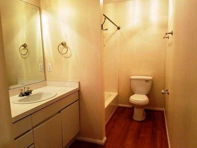 Building Photo - 6000 Carlow Ct SE