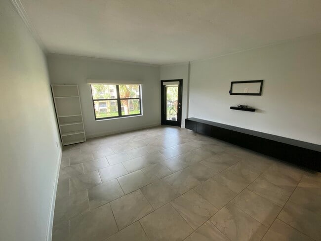 Building Photo - 400 Uno Lago Dr