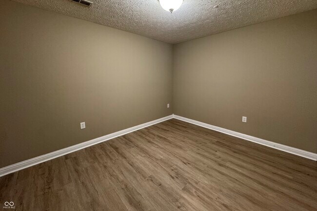 Building Photo - 1475 Autumn Oak St