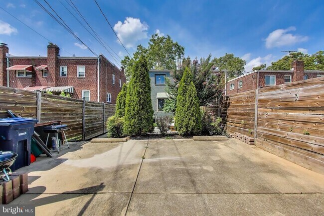 Building Photo - 1225 Emerson St NE