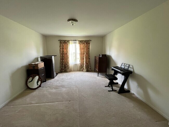 Building Photo - 722 Dolores Ln