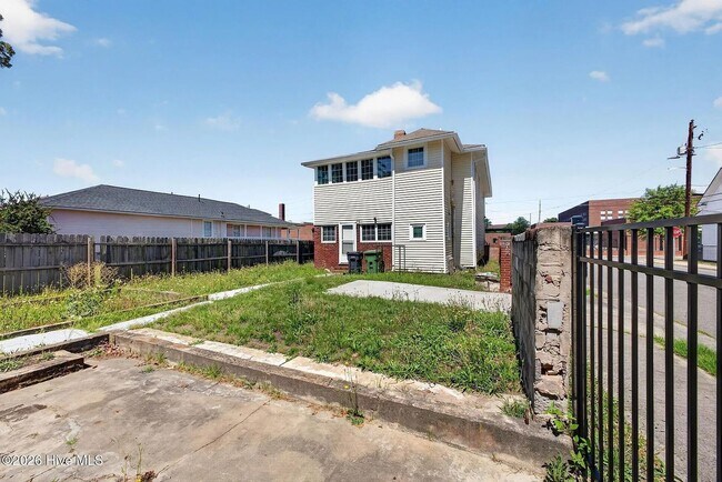 Building Photo - Ideal for Medical Professionals & Students – Spacious 5BR Near Downtown
