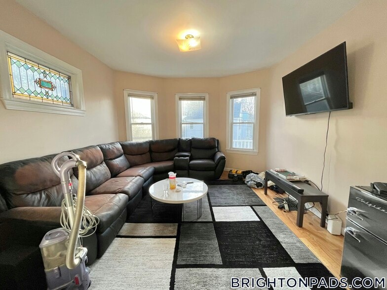 Building Photo - 66 Brooks St