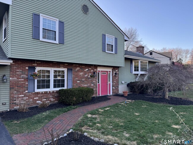 Building Photo - 15 Brookfield Dr