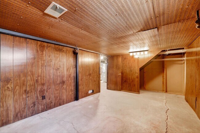 Building Photo - 514 W Lakeside St