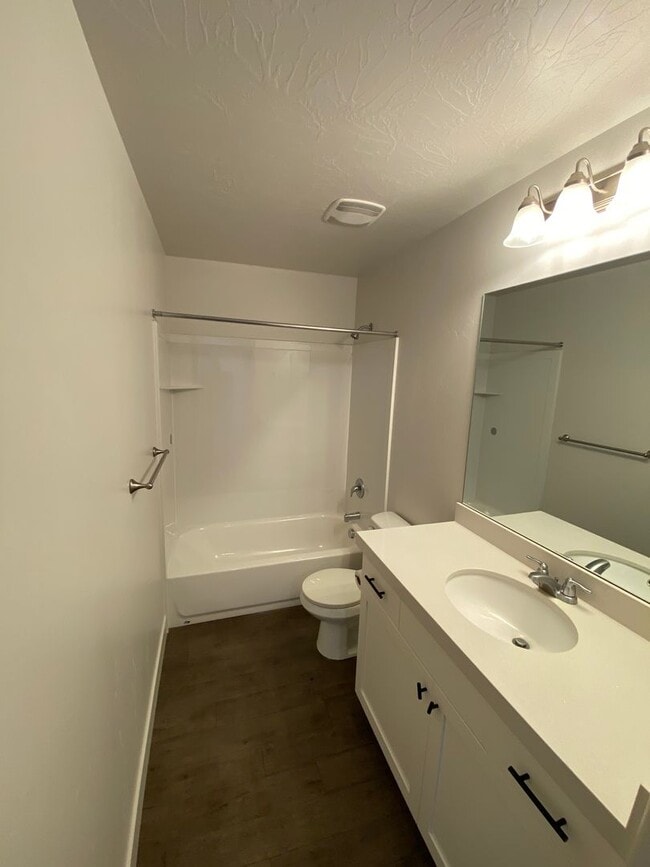 Building Photo - Beautiful House with basement apartment