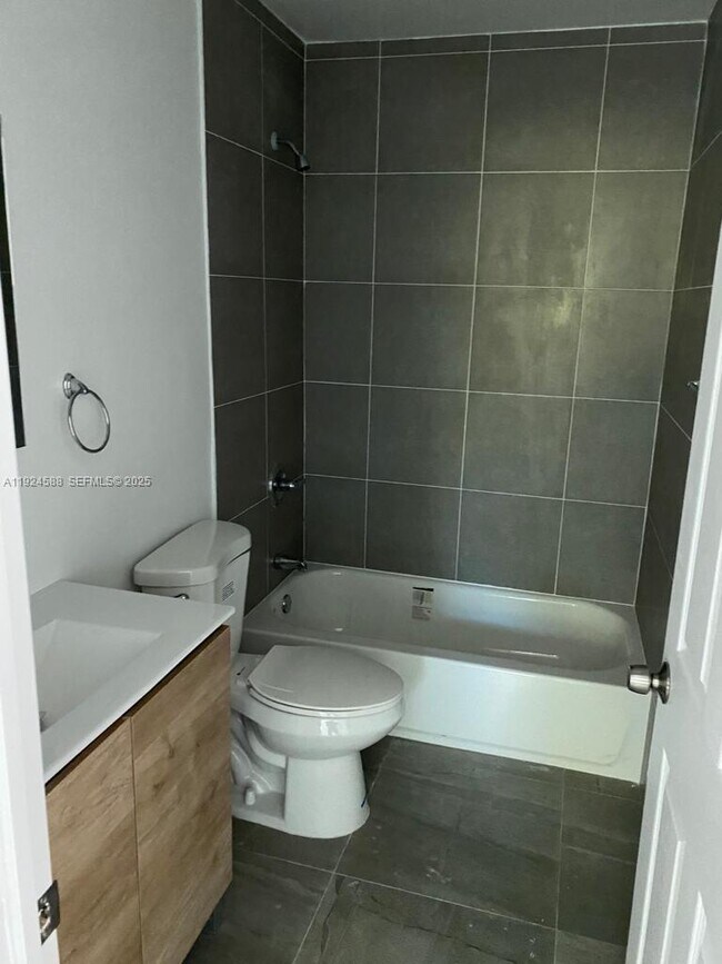 Building Photo - 4023 SW 19th St