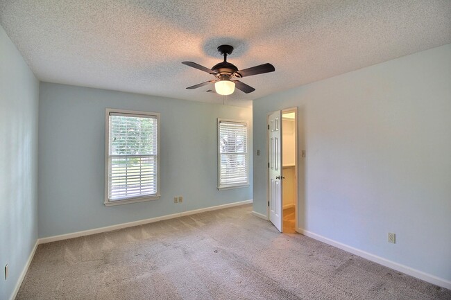 Building Photo - 383 E Valleywood Dr