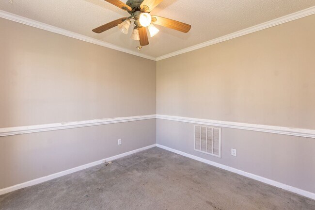 Building Photo - Large Three Bedroom Home!