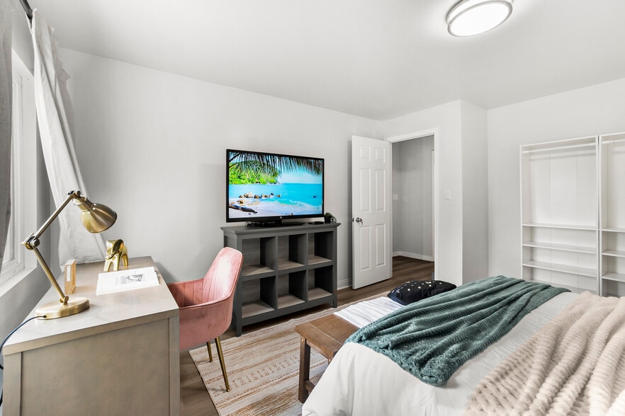Work and unwind! This bedroom features a cozy workspace for productivity. - 4989 Randlett Dr