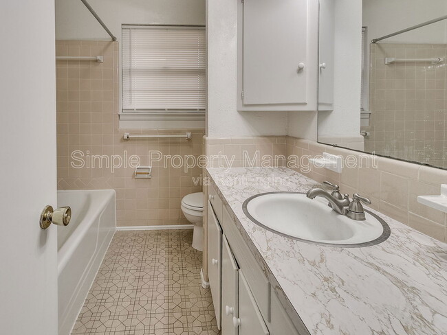 Building Photo - 136 Burton Pl