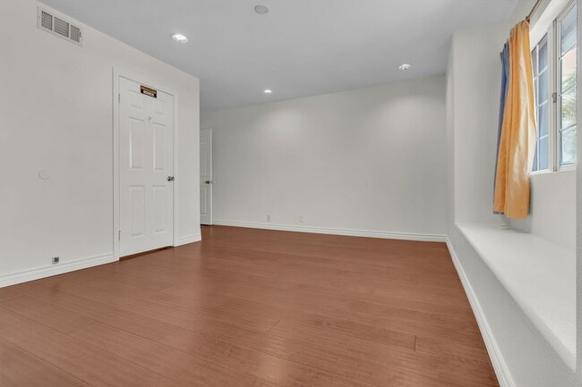 Building Photo - 2101 Vallejo Dr
