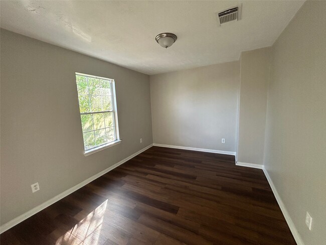 Building Photo - 21523 Aldercy