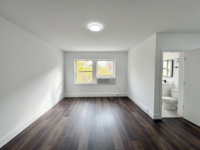 Building Photo - 5647 N Ashland Ave