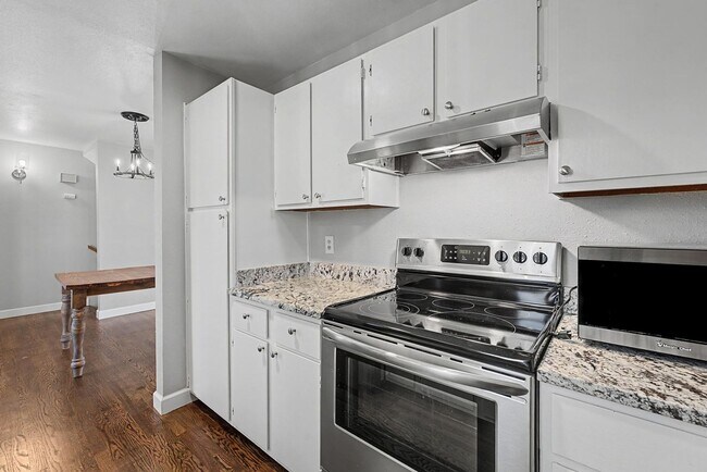 Building Photo - 2 Bed | 2 Bath Condo on Crybaby Hill