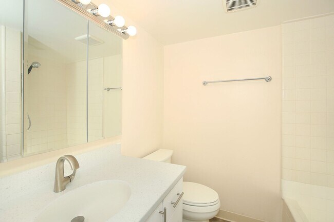 Building Photo - Renovated Kahala Towers-3 bedroom, 2 bath,...