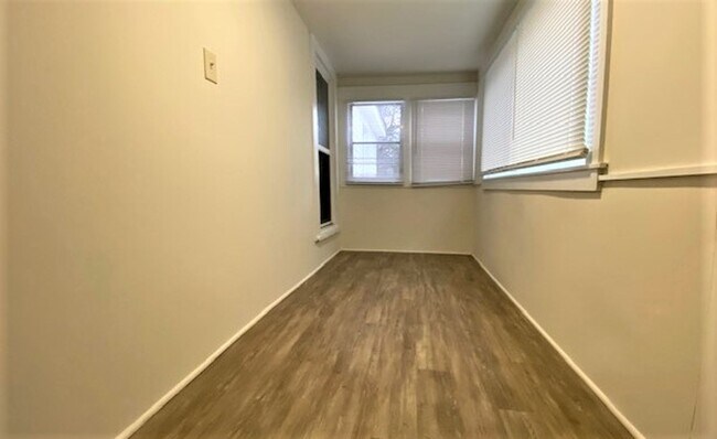 Building Photo - 1/2 MO/OFF SPECIAL - 3 bed/2 bath Fenced yard