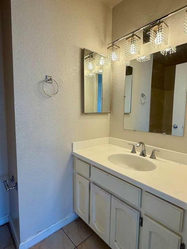 Building Photo - AVAILABLE NOW!!