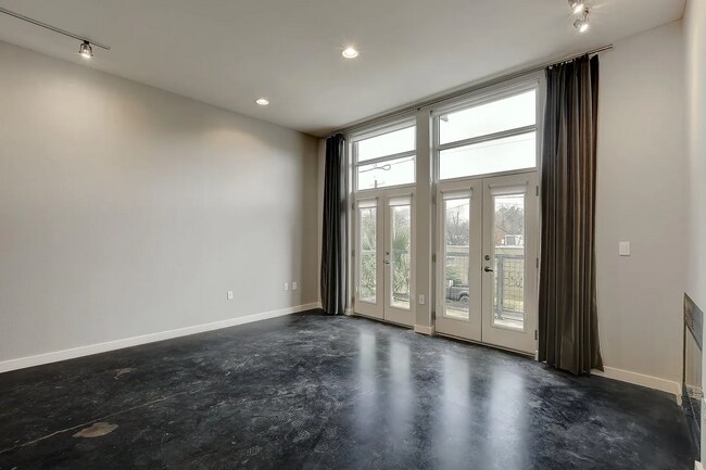 Building Photo - 1601 E Cesar Chavez St