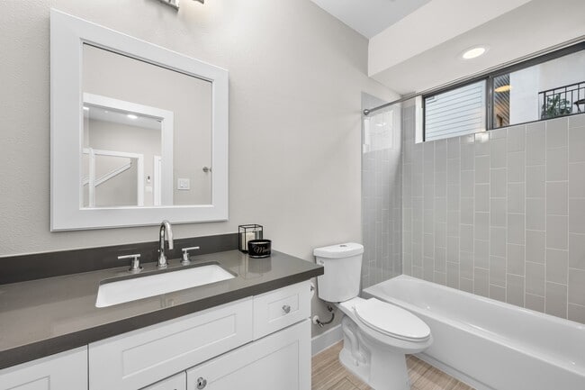 Building Photo - 717 Morris St