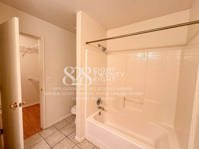 Building Photo - ADORABLE East Norman 3 Bed/2 Bath Duplex Available NOW in Eastridge!