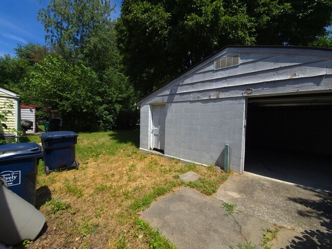 Building Photo - Churchill remodeled 3 bedroom home with ga...