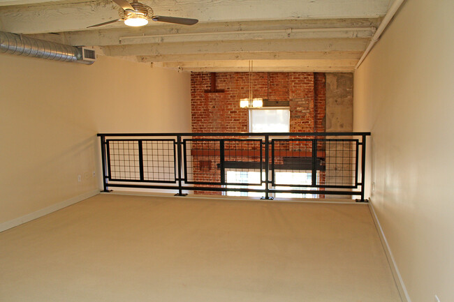 Building Photo - 1265 Sq Ft Dazzling Urban Chown Pella Loft...