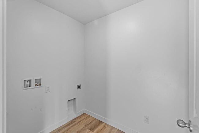 Building Photo - Comfortable and Spacious 4-Bedroom Townhom...