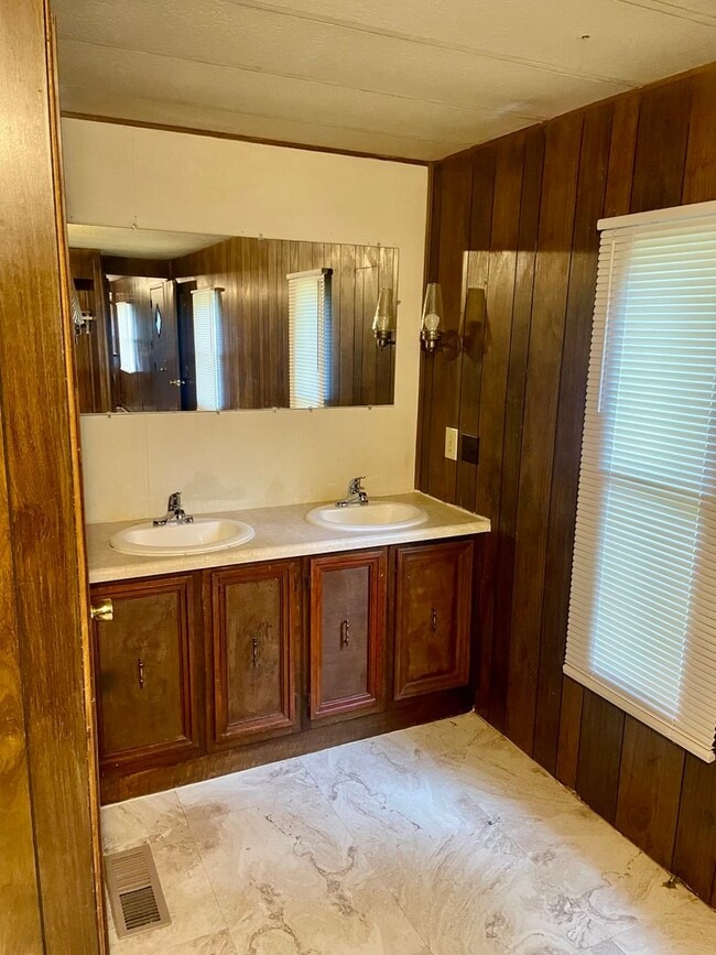 Building Photo - Two bedroom mobile home in peaceful countr...