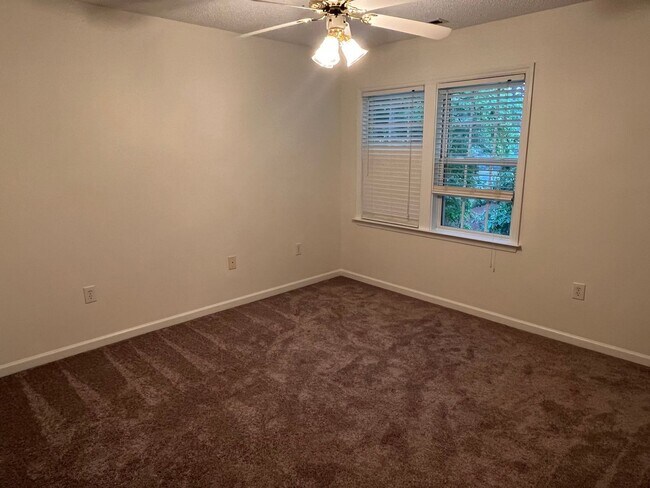 Building Photo - Cute 3 bedroom 1.5 bath home located close...