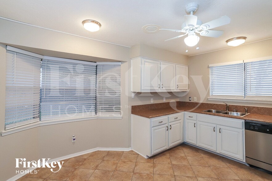 Building Photo - 613 W Castle Harbour Dr