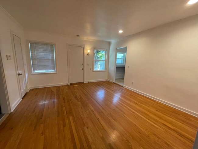 Building Photo - Spacious Three Bedroom Hollywood Golden Er...