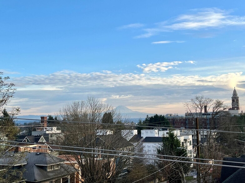 Building Photo - 905 17th Ave