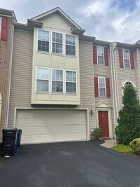 Building Photo - 3 Bedroom Townhouse