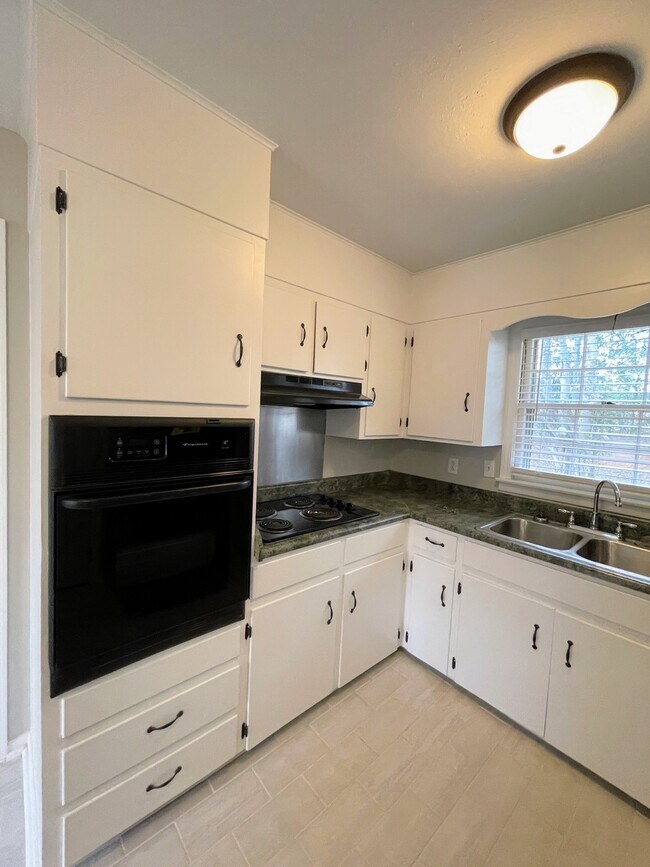 Building Photo - 615 Austin Dr NW