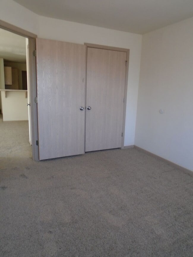 Building Photo - Roomy Main Floor Apartment!
