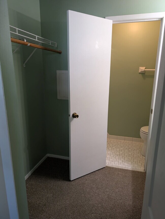 Walk In Closet - 122 Demont Avenue East
