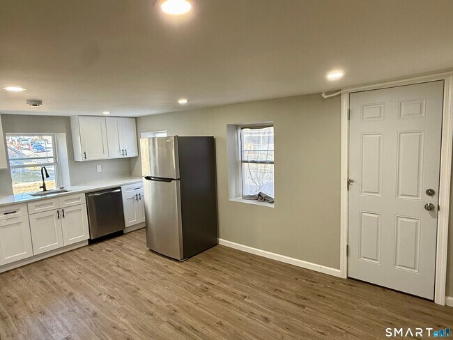 Building Photo - 205 Shaw St