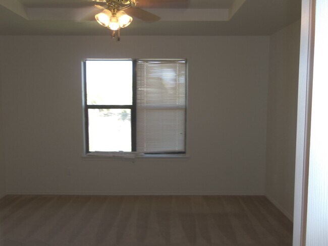 Building Photo - 4 Bedroom 2 Bath