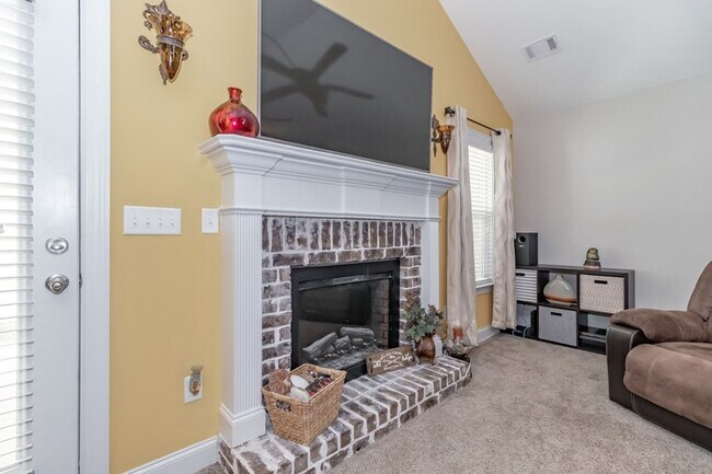 Building Photo - 4 Bedroom 2 Bath Canterbury Farms