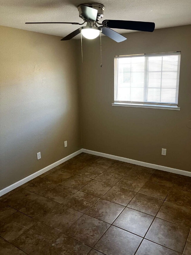 Building Photo - "Charming 3-Bedroom 1 BATH  Haven in Merce...