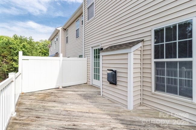 Building Photo - 9618 Blossom Hill Dr