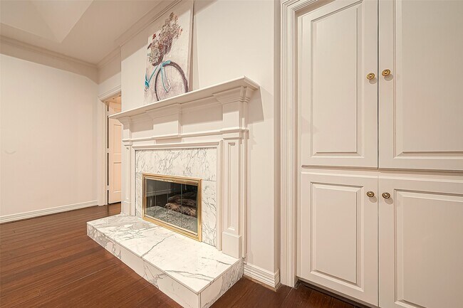 Building Photo - 983 S Post Oak Ln