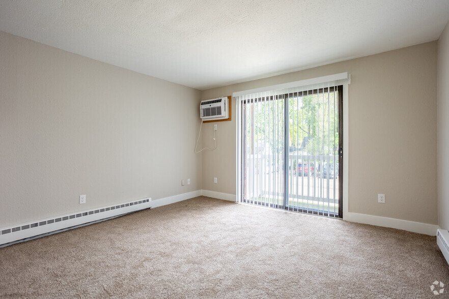 1BR, 1BA - 600SF - Living Room - Crossroads Apartments