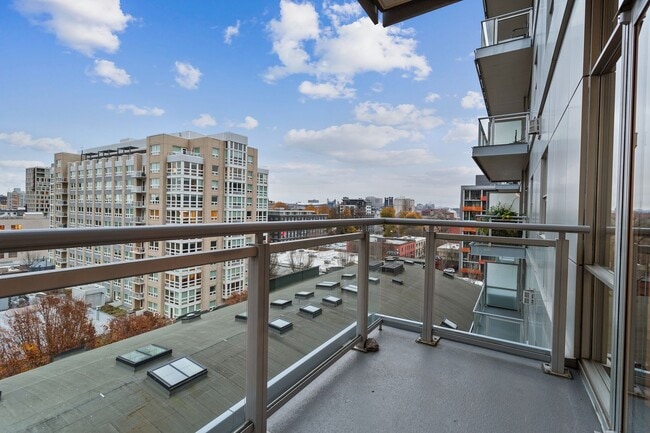 Building Photo - Exquisite 1BD/1.5BTH Condo Unit in the Pea...