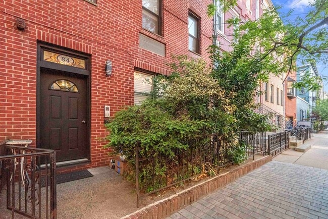 Building Photo - 84 Monroe St