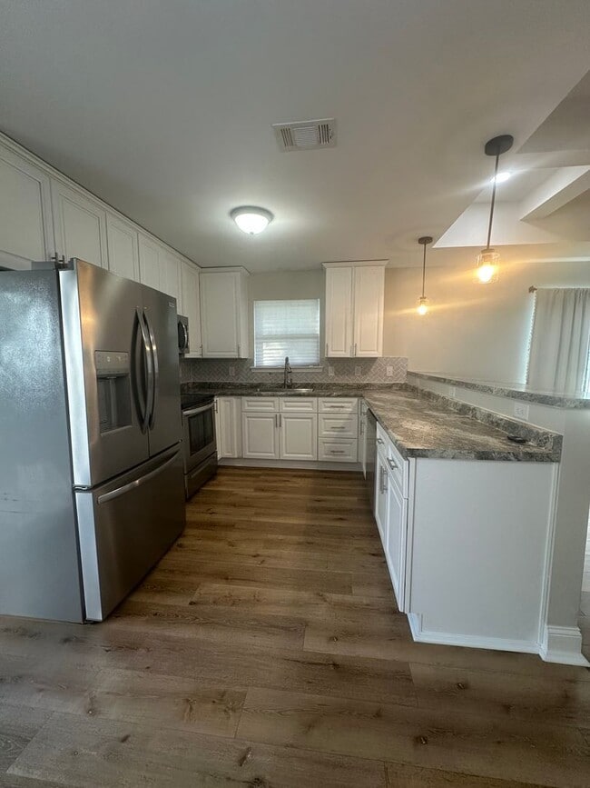 Building Photo - 3 Bedroom with extra Office Space AVAILABLE NOW!