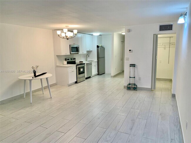 Building Photo - 1470 NE 125th Terrace