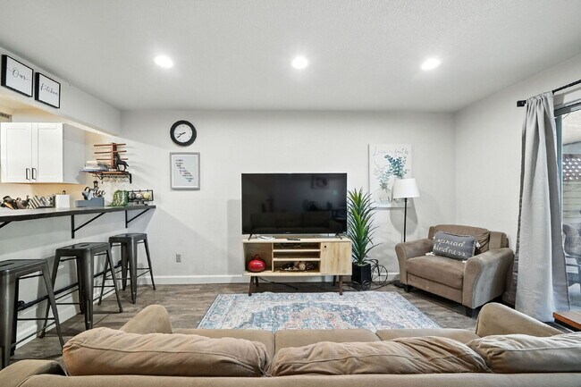 Building Photo - Adorable 2/1.5 with private back yard, ful...