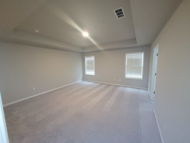 Building Photo - 4 bedroom 2.5 bath